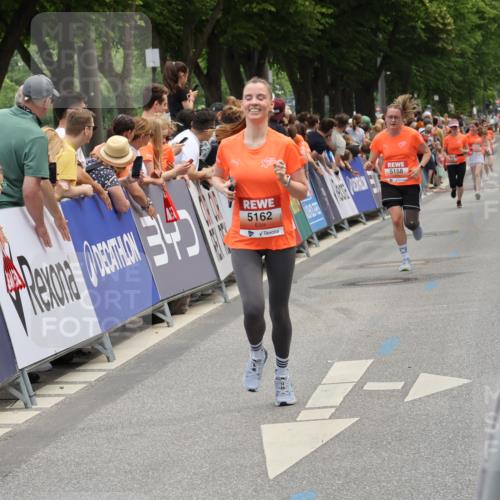 15.06.2025 - REWE Women's Run Strokosch-Dieckow http://msf.ph/oto/7931552 15.06.2025 10:58:07 Ziel 5158, 5162, 5513 meine-sportfotos.de