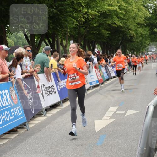 15.06.2025 - REWE Women's Run Strokosch-Dieckow http://msf.ph/oto/7931554 15.06.2025 10:58:07 Ziel 5158, 5162, 5513 meine-sportfotos.de