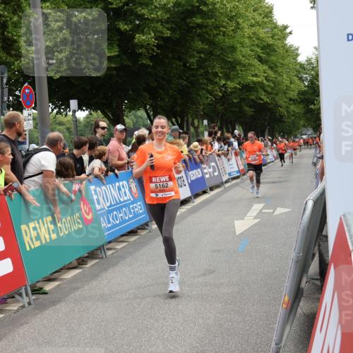 15.06.2025 - REWE Women's Run Strokosch-Dieckow http://msf.ph/oto/7931555 15.06.2025 10:58:08 Ziel 5158, 5162, 5513 meine-sportfotos.de