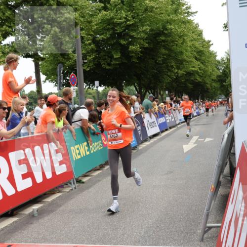 15.06.2025 - REWE Women's Run Strokosch-Dieckow http://msf.ph/oto/7931556 15.06.2025 10:58:09 Ziel 5158, 5162 meine-sportfotos.de