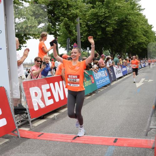 15.06.2025 - REWE Women's Run Strokosch-Dieckow http://msf.ph/oto/7931558 15.06.2025 10:58:09 Ziel 5158, 5162 meine-sportfotos.de