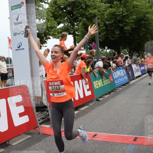 15.06.2025 - REWE Women's Run Strokosch-Dieckow http://msf.ph/oto/7931560 15.06.2025 10:58:10 Ziel 5158, 5162 meine-sportfotos.de