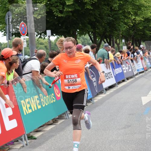 15.06.2025 - REWE Women's Run Strokosch-Dieckow http://msf.ph/oto/7931561 15.06.2025 10:58:11 Ziel 5158, 5162, 5368 meine-sportfotos.de