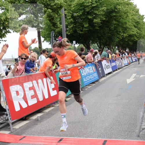 15.06.2025 - REWE Women's Run Strokosch-Dieckow http://msf.ph/oto/7931563 15.06.2025 10:58:11 Ziel 5158, 5162, 5368 meine-sportfotos.de