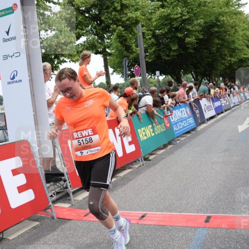 15.06.2025 - REWE Women's Run Strokosch-Dieckow http://msf.ph/oto/7931564 15.06.2025 10:58:11 Ziel 5158, 5162, 5368 meine-sportfotos.de