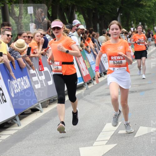 15.06.2025 - REWE Women's Run Strokosch-Dieckow http://msf.ph/oto/7931566 15.06.2025 10:58:15 Ziel 5158, 5162, 5328, 5368, 5442 meine-sportfotos.de
