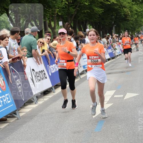 15.06.2025 - REWE Women's Run Strokosch-Dieckow http://msf.ph/oto/7931567 15.06.2025 10:58:16 Ziel 5158, 5162, 5328, 5368, 5442 meine-sportfotos.de