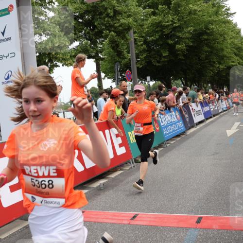 15.06.2025 - REWE Women's Run Strokosch-Dieckow http://msf.ph/oto/7931575 15.06.2025 10:58:18 Ziel 5158, 5328, 5368, 5442, 5648 meine-sportfotos.de