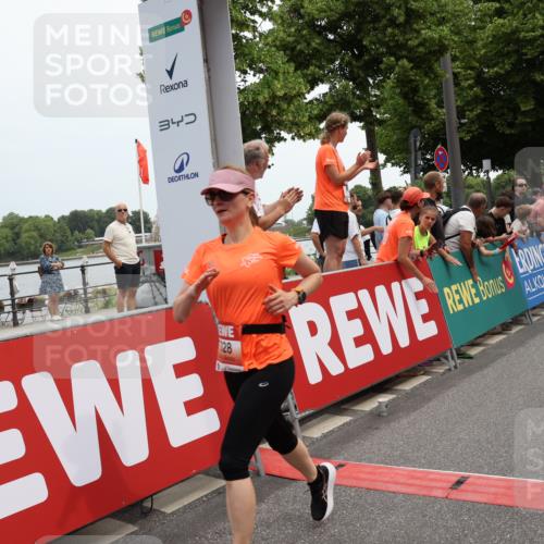 15.06.2025 - REWE Women's Run Strokosch-Dieckow http://msf.ph/oto/7931578 15.06.2025 10:58:18 Ziel 5158, 5328, 5368, 5442, 5648 meine-sportfotos.de