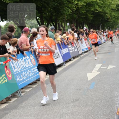 15.06.2025 - REWE Women's Run Strokosch-Dieckow http://msf.ph/oto/7931581 15.06.2025 10:58:21 Ziel 5328, 5368, 5442, 5648 meine-sportfotos.de