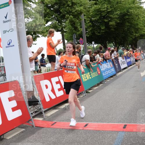15.06.2025 - REWE Women's Run Strokosch-Dieckow http://msf.ph/oto/7931586 15.06.2025 10:58:22 Ziel 5328, 5368, 5442, 5648 meine-sportfotos.de