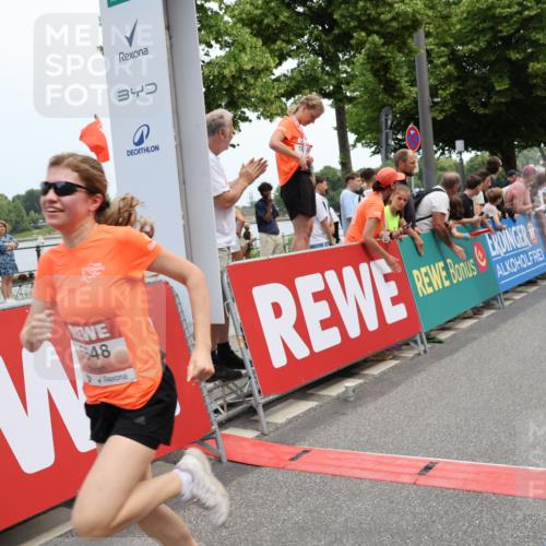 15.06.2025 - REWE Women's Run Strokosch-Dieckow http://msf.ph/oto/7931592 15.06.2025 10:58:24 Ziel 5207, 5328, 5368, 5442, 5591, 5648 meine-sportfotos.de