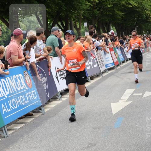 15.06.2025 - REWE Women's Run Strokosch-Dieckow http://msf.ph/oto/7931594 15.06.2025 10:58:27 Ziel 5207, 5416, 5442, 5591, 5648 meine-sportfotos.de