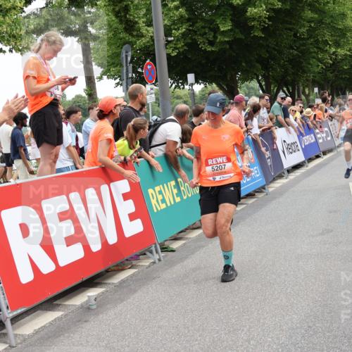 15.06.2025 - REWE Women's Run Strokosch-Dieckow http://msf.ph/oto/7931597 15.06.2025 10:58:28 Ziel 5207, 5416, 5442, 5591, 5648 meine-sportfotos.de