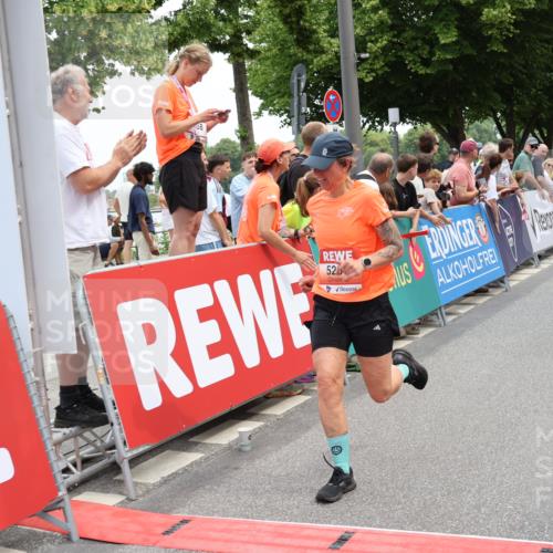 15.06.2025 - REWE Women's Run Strokosch-Dieckow http://msf.ph/oto/7931599 15.06.2025 10:58:29 Ziel 5207, 5416, 5591, 5648 meine-sportfotos.de