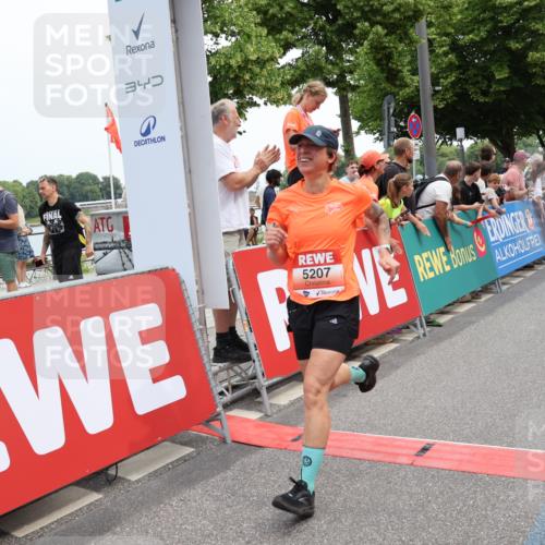 15.06.2025 - REWE Women's Run Strokosch-Dieckow http://msf.ph/oto/7931600 15.06.2025 10:58:29 Ziel 5207, 5416, 5591, 5648 meine-sportfotos.de