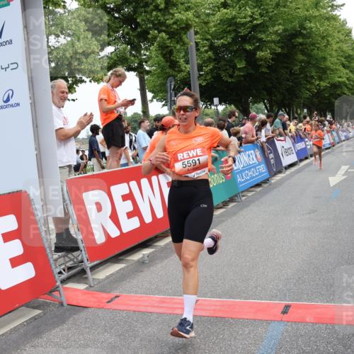 15.06.2025 - REWE Women's Run Strokosch-Dieckow http://msf.ph/oto/7931603 15.06.2025 10:58:30 Ziel 5207, 5416, 5591, 5648 meine-sportfotos.de
