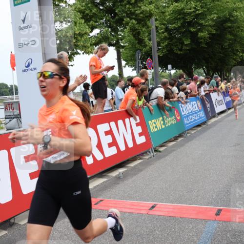 15.06.2025 - REWE Women's Run Strokosch-Dieckow http://msf.ph/oto/7931605 15.06.2025 10:58:31 Ziel 5207, 5405, 5416, 5591 meine-sportfotos.de