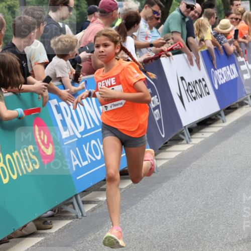 15.06.2025 - REWE Women's Run Strokosch-Dieckow http://msf.ph/oto/7931606 15.06.2025 10:58:32 Ziel 5207, 5405, 5416, 5591 meine-sportfotos.de