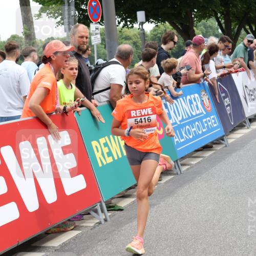 15.06.2025 - REWE Women's Run Strokosch-Dieckow http://msf.ph/oto/7931608 15.06.2025 10:58:32 Ziel 5207, 5405, 5416, 5591 meine-sportfotos.de