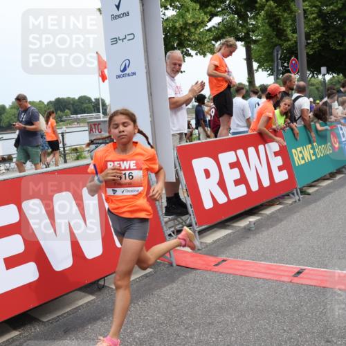 15.06.2025 - REWE Women's Run Strokosch-Dieckow http://msf.ph/oto/7931611 15.06.2025 10:58:33 Ziel 5207, 5405, 5416, 5591 meine-sportfotos.de