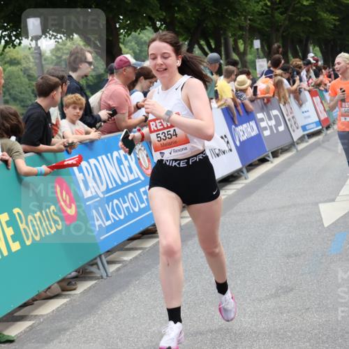 15.06.2025 - REWE Women's Run Strokosch-Dieckow http://msf.ph/oto/7931619 15.06.2025 10:58:40 Ziel 5060, 5354, 5405 meine-sportfotos.de