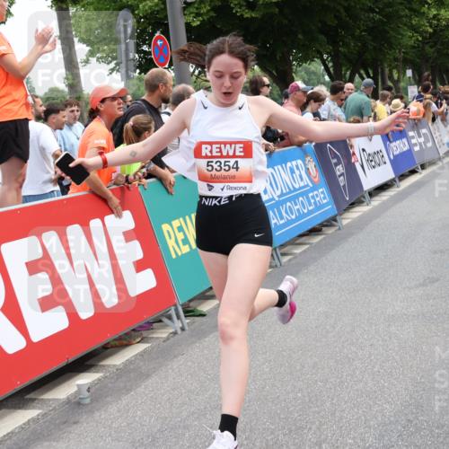 15.06.2025 - REWE Women's Run Strokosch-Dieckow http://msf.ph/oto/7931620 15.06.2025 10:58:41 Ziel 5060, 5305, 5354, 5405 meine-sportfotos.de