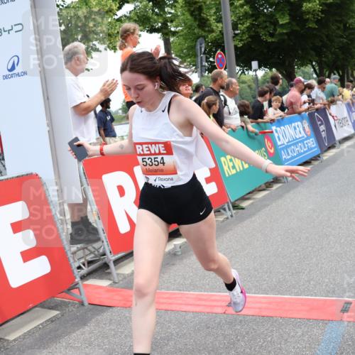 15.06.2025 - REWE Women's Run Strokosch-Dieckow http://msf.ph/oto/7931622 15.06.2025 10:58:41 Ziel 5060, 5305, 5354, 5405 meine-sportfotos.de
