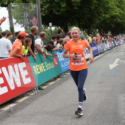 15.06.2025 - REWE Women's Run Strokosch-Dieckow http://msf.ph/oto/7931623 15.06.2025 10:58:42 Ziel 5060, 5305, 5354, 5405 meine-sportfotos.de