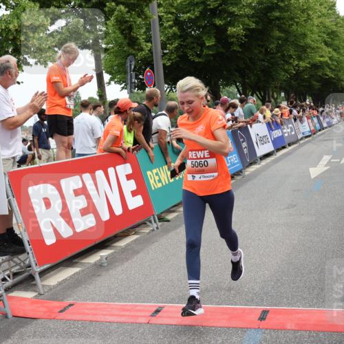 15.06.2025 - REWE Women's Run Strokosch-Dieckow http://msf.ph/oto/7931625 15.06.2025 10:58:43 Ziel 5060, 5305, 5354, 5405 meine-sportfotos.de