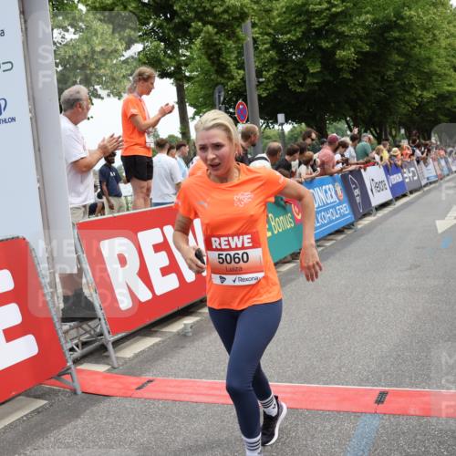 15.06.2025 - REWE Women's Run Strokosch-Dieckow http://msf.ph/oto/7931626 15.06.2025 10:58:43 Ziel 5060, 5305, 5354, 5405 meine-sportfotos.de