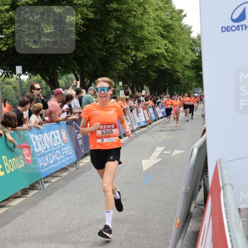 15.06.2025 - REWE Women's Run Strokosch-Dieckow http://msf.ph/oto/7931629 15.06.2025 10:58:47 Ziel 5060, 5305, 5354, 5423, 5686 meine-sportfotos.de