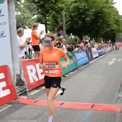 15.06.2025 - REWE Women's Run Strokosch-Dieckow http://msf.ph/oto/7931632 15.06.2025 10:58:48 Ziel 5060, 5087, 5305, 5423, 5686 meine-sportfotos.de
