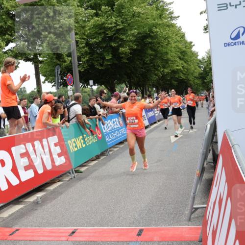 15.06.2025 - REWE Women's Run Strokosch-Dieckow http://msf.ph/oto/7931636 15.06.2025 10:58:52 Ziel 5087, 5305, 5423, 5621, 5686 meine-sportfotos.de