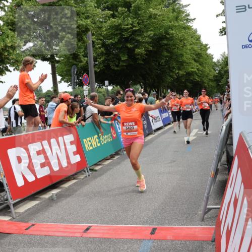 15.06.2025 - REWE Women's Run Strokosch-Dieckow http://msf.ph/oto/7931637 15.06.2025 10:58:52 Ziel 5087, 5305, 5423, 5621, 5686 meine-sportfotos.de