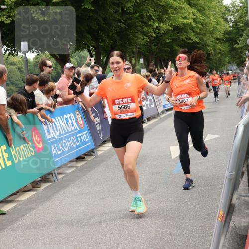15.06.2025 - REWE Women's Run Strokosch-Dieckow http://msf.ph/oto/7931640 15.06.2025 10:58:53 Ziel 5087, 5305, 5423, 5621, 5633, 5686 meine-sportfotos.de