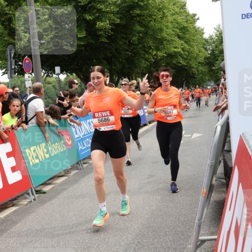 15.06.2025 - REWE Women's Run Strokosch-Dieckow http://msf.ph/oto/7931642 15.06.2025 10:58:53 Ziel 5087, 5305, 5423, 5621, 5633, 5686 meine-sportfotos.de