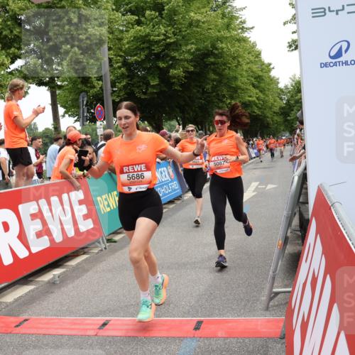 15.06.2025 - REWE Women's Run Strokosch-Dieckow http://msf.ph/oto/7931643 15.06.2025 10:58:54 Ziel 5087, 5305, 5423, 5621, 5633, 5686 meine-sportfotos.de