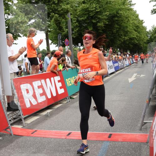 15.06.2025 - REWE Women's Run Strokosch-Dieckow http://msf.ph/oto/7931647 15.06.2025 10:58:55 Ziel 5087, 5423, 5575, 5621, 5633, 5686 meine-sportfotos.de