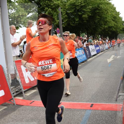 15.06.2025 - REWE Women's Run Strokosch-Dieckow http://msf.ph/oto/7931648 15.06.2025 10:58:55 Ziel 5087, 5423, 5575, 5621, 5633, 5686 meine-sportfotos.de