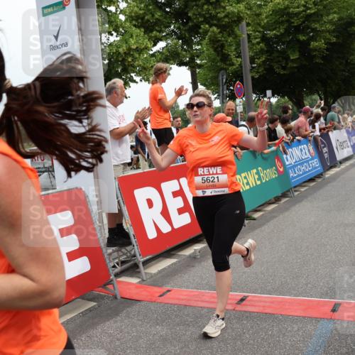 15.06.2025 - REWE Women's Run Strokosch-Dieckow http://msf.ph/oto/7931650 15.06.2025 10:58:55 Ziel 5087, 5423, 5575, 5621, 5633, 5686 meine-sportfotos.de
