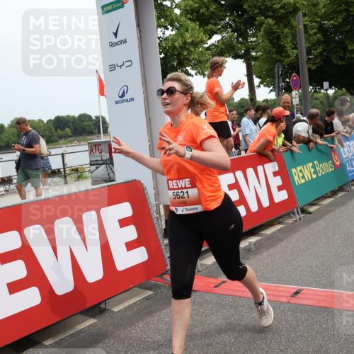 15.06.2025 - REWE Women's Run Strokosch-Dieckow http://msf.ph/oto/7931651 15.06.2025 10:58:56 Ziel 5087, 5423, 5575, 5621, 5633, 5686 meine-sportfotos.de