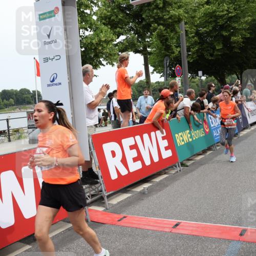 15.06.2025 - REWE Women's Run Strokosch-Dieckow http://msf.ph/oto/7931673 15.06.2025 10:59:05 Ziel 5073, 5185, 5197, 5307, 5308, 5342, 5575, 5598, 5633 meine-sportfotos.de