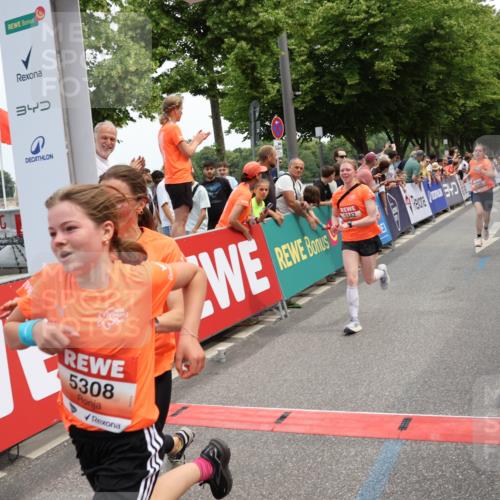 15.06.2025 - REWE Women's Run Strokosch-Dieckow http://msf.ph/oto/7931679 15.06.2025 10:59:07 Ziel 5073, 5185, 5197, 5249, 5272, 5307, 5308, 5342, 5403, 5464, 5575, 5598 meine-sportfotos.de
