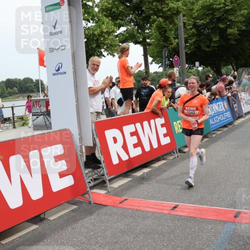15.06.2025 - REWE Women's Run Strokosch-Dieckow http://msf.ph/oto/7931681 15.06.2025 10:59:07 Ziel 5073, 5185, 5197, 5249, 5272, 5307, 5308, 5342, 5403, 5464, 5575, 5598 meine-sportfotos.de