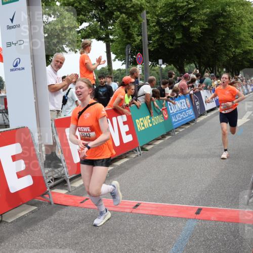 15.06.2025 - REWE Women's Run Strokosch-Dieckow http://msf.ph/oto/7931682 15.06.2025 10:59:08 Ziel 5073, 5185, 5194, 5197, 5249, 5272, 5307, 5308, 5342, 5403, 5464, 5575, 5598 meine-sportfotos.de