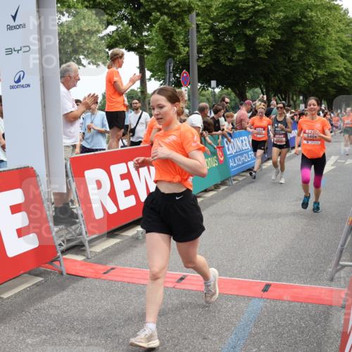 15.06.2025 - REWE Women's Run Strokosch-Dieckow http://msf.ph/oto/7931688 15.06.2025 10:59:12 Ziel 5073, 5194, 5249, 5272, 5307, 5308, 5342, 5349, 5403, 5464, 5598, 5687 meine-sportfotos.de