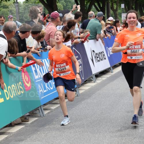 15.06.2025 - REWE Women's Run Strokosch-Dieckow http://msf.ph/oto/7931697 15.06.2025 10:59:16 Ziel 5160, 5194, 5249, 5272, 5349, 5403, 5415, 5464, 5687 meine-sportfotos.de