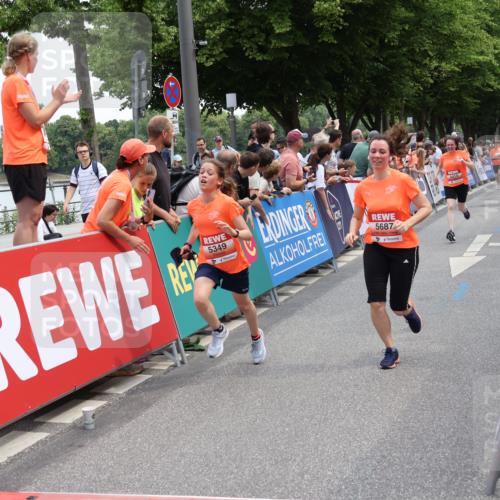 15.06.2025 - REWE Women's Run Strokosch-Dieckow http://msf.ph/oto/7931699 15.06.2025 10:59:16 Ziel 5160, 5194, 5249, 5272, 5349, 5403, 5415, 5464, 5687 meine-sportfotos.de