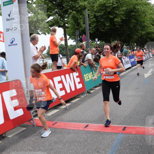 15.06.2025 - REWE Women's Run Strokosch-Dieckow http://msf.ph/oto/7931702 15.06.2025 10:59:17 Ziel 5160, 5194, 5249, 5272, 5349, 5403, 5415, 5464, 5687 meine-sportfotos.de